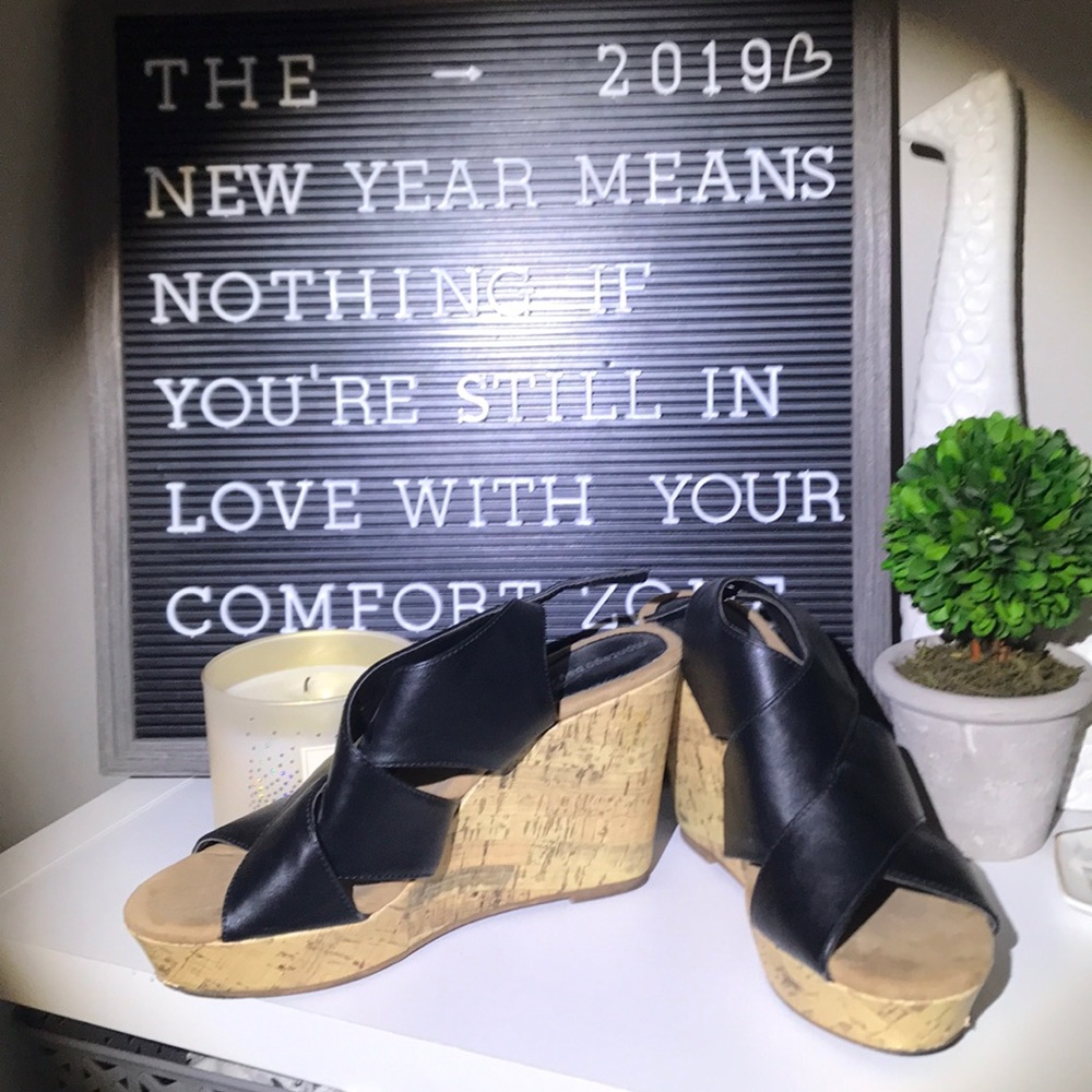 Black wedges